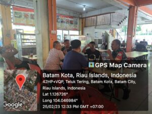 Lakukan Komsos di Pasar Mitra Raya, Babinsa 03 Teluk Tering Minta Para Pedagang Jaga Selalu Keamanan