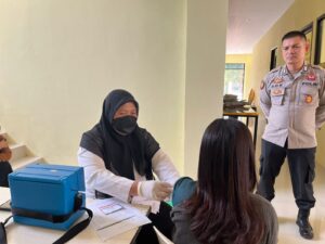 Guna mencapai target 100 persen, Polsek Batuampar bersama Puskesmas Tanjung Sengkuang terus melaksanakan gerai vaksinasi di bukit senyum kel.sei jodoh kec.batu ampar gedung baru Polsek batu ampar