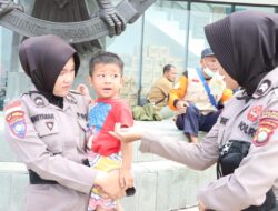 Beri Semangat Anak-Anak Korban Longsor Serasan, Polwan Polres Natuna Sebagai Trauma Healing