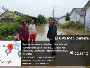 Babinsa Tanjung Riau Lakukan Monitoring Wilayah yang Terdampak Banjir