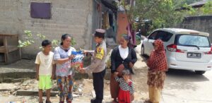Berbagi dan Peduli, Personil Polsek Batu Ampar Bhabinkamtibmas Kel. Seraya Memberi Bantuan  Beras Kepada Masyarakat Kurang Mampu/Membutuhkan di Kel.Seraya Binaannya