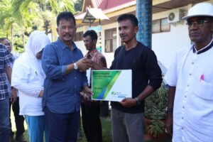 Serahkan 256 Kartu BPJS Ketenagakerjaan, Kepala BP Batam Peduli Kesejahteraan Nelayan Galang