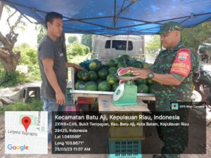Sertu Azuar Siregar Ajak Warga Penjual Buah Semangka di Bukit Tempayan untuk Selalu Bersyukur