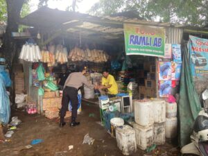 Sambangi Juru Parkir, Personil Polsek Batau Ampar Menghimbau Jaga Slalu Kamtibmas
