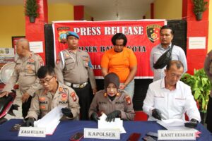 Kapolsek Batam Kota Gelar Konferensi Pers Ungkap Pelaku Curat Handphone dan Curanmor