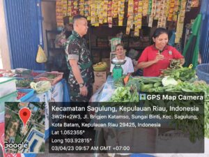 Komsos dengan Pemilik Warung, Serka Asran Nasution Ingatkan untuk Beri Pelayanan Maksimal