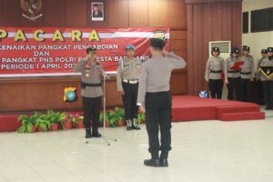 Kapolresta Barelang Pimpin Upacara Kenaikan Pangkat PNS Polri dan Pemberian Penghargaan Polsek Kinerja Sekupang maret 2023