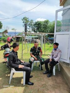 Komsos dengan Security Ruko Alibana, Ini Pesan Babinsa Sungai Langkai