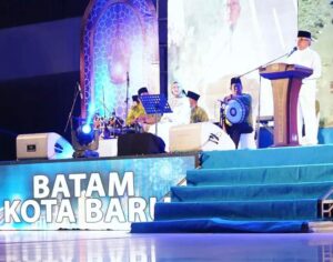 Disaksikan Ribuan Orang, HMR Persilakan Jefridin Beri Sambutan Malam Nuzulul Quran