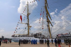 DANLANTAMAL IV MELEPAS KRI BIMA SUCI YANG AKAN MELANJUTKAN PELAYARAN MENJADI DUTA BANGSA