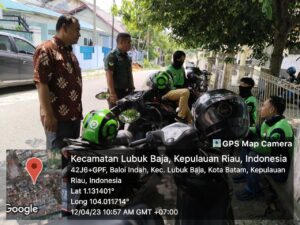 Komsos dengan Driver Ojek Online, Sertu P Lubis Ingatkan untuk Memberikan Pelayanan yang Terbaik