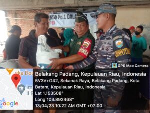 Babinsa Sekanak Raya Dampingi Pembagian Sembako PKH untuk Masyarakat Belakangpadang
