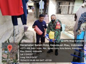 Berkah Ramadan, Babinsa Baloi Indah Beri Bantuan ke Warga Kurang Mampu