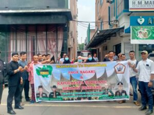 Polresta Barelang Bagikan Sembako kepada Masyarakat Pagar Nagari IKSB Di Ruko Niagamas Kantor IKSB kota Batam