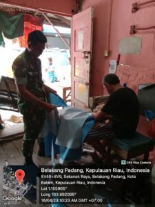 Komsos dengan Tukang Jahit, Serka Eko Ingatkan Beri Pelayanan Terbaik ke Pelanggan