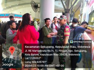Pantau Arus Mudik di Pelabuhan Domestik Sekupang, Sertu Mukhtar Ingatkan Pemudik untuk Waspada