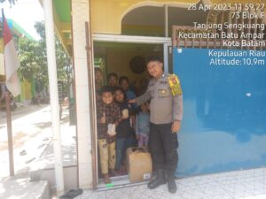 Polsek Batu Ampar Indahnya berbagi di Jumat Berkah