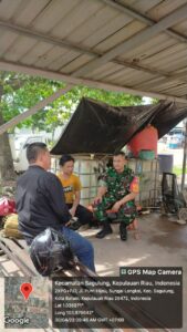 Komsos dengan Pemilik Cucian Motor, Sertu M Fitriadi Minta Layani Konsumen dengan Baik