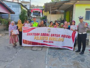 Satlantas Polresta Barelang Bagikan Sembako ke Masyarakat di Kavling Tiban Kampung kota Batam