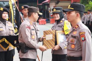 Baru Dua Bulan Menjabat Polsek Batam kota AKP Betty Novia Raih Predikat Kinerja Polsek Terbaik