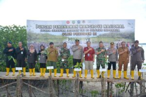 Kapolresta Barelang Ikuti Penanaman Mangrove oleh Presiden RI Secara Serentak di Jajaran TNI di Seluruh Indonesia