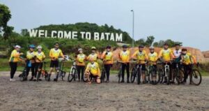 Singapura Gandeng Hotel Santika Batam Gowes dan Santuni anak Yatim