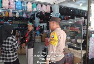 Patroli Jalan kaki Bhabinkamtibmas Kel.Sei jodoh Polsek Batu Ampar Sambang Kamtibmas warganya Berikan Rasa Nyaman, Cegah Tindak Kriminal