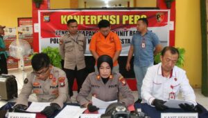 Kapolsek Batam Kota Gelar Konferensi Pers Ungkap Pelaku Penggelapan BPKB Mobil