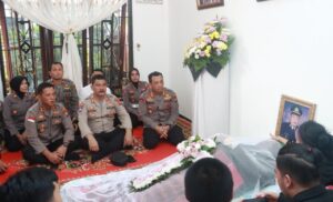 Kapolresta Barelang Melayat Ke Rumah Duka IPTU Edward Hutahaean