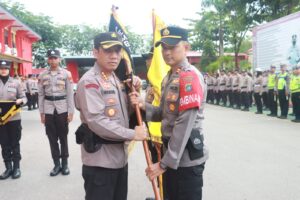 Kapolresta Barelang Memberikan Penghargaan Polsek Terbaik Periode Mei 2023