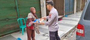 Polsek Batu Ampar, BhabinKamtibmas Berbagi Bantiuan Sosial Kepada Masyarakat Di Wilayah Hukum Batu Ampar