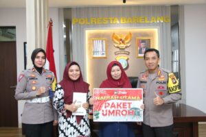 Kapolresta Barelang Serahkan Hadiah Utama Paket Umroh Hasil Door Price Kegiatan Family Gathering Polresta Barelang