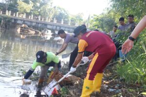 Polresta Barelang Bersama Polsek Bengkong Bersihkan Sampah di Lingkungan Pinggiran Sungai Pasar Bengkong Sadai Kota Batam