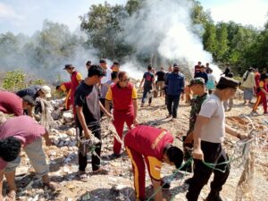 Polri Peduli Lingkungan Bersama Masyarakat Bersihkan Sampah Serentak di Kecamatan Batu Ampar