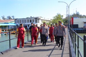 Polri Dan Masyarakat Kepri Serentak Bersih Sampah
