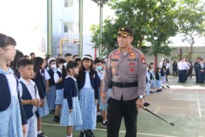 Jadi Inspektur Upacara, Kapolresta Barelang Beri Motivasi dan Arahan Kepada Siswa Siswi Sekolah Djuwita Kota Batam
