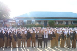 Wakapolresta Barelang Beri Motivasi dan Arahan Kepada Siswa Siswi Saat Menjadi Inspektur Upacara Bendera di SMP Negeri 12 Batam