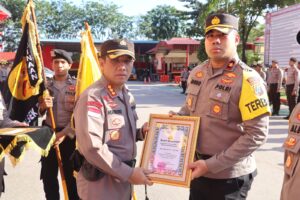 Kapolsek Batu Ampar Terima Penghargaan Polsek Terbaik Periode Juli 2023 Dari Kapolresta Barelang