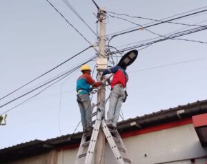 PLN Batam Rapikan Kabel Listrik yang Semrawut Di Tiang Listrik Perumahan  Kota Batam