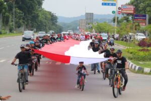Pesepeda Batam Bawa Merah Putih Sepanjang 78 Meter,Memperingati Hari Kemerdekaan RI 78