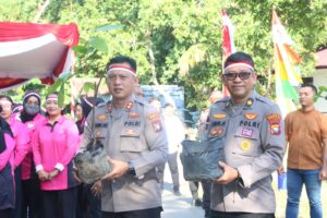 Polda Kepri Sambut Hari Jadi Polwan RI Ke-75 Polwan Anjangsana Kepada Purnawirawan
