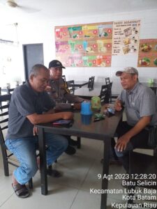 Bhabinkamtibmas Kel Batu Selicin Aipda Doni Admiral  Menghimbau Kamtibmas Kepada Warga Komplek Ruko Dian Center