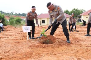 Semarakan Hut Kemerdekaan RI KE-78, Polda Kepri Gelar Bakti Sosial Penanaman Pohon