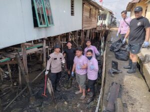 Polsek Sekupang bersama Sekda Kota Batam dan Mahasiswa KKN membersihkan pesisir Pantai Kampung Tua