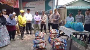 Kapolsek Batu Ampar Salurkan Bantuan Tali Asih Kepada Korban Kebakaran di Batu Merah