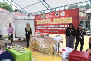 Bhabinkamtibmas Polsek Sekupang Bersama Mahasiswa KKN UNRIKA Mengikuti Sosialisasi Penanggulangan Kenakalan Remaja dan Pertolongan Pertama Berbasis Masyarakat