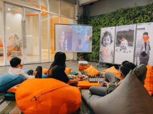 Menikmati Mkan Malam Dengan Hiburan Nonton Film Lawas Serta Libe Music/Karoke di Angkringan Harris