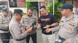 Waka Polsek Lubuk Baja melakukan pengecekan kelengkapan dan kerapian Personil Polsek Lubuk Baja