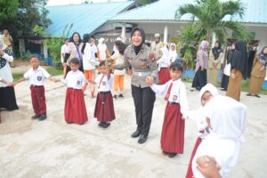 Kapolresta Barelang dan Tim konselor Polda Kepri Berikan Dukungan Psikologis  Kepada Anak-Anak SD dan SMP Rempang Galang