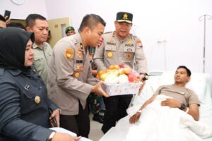 Kapolda Kepri Kunjungi Personil Polda Kepri dan Petugas Pengamana Yang Terluka dalam Aksu Unjuk Rasa,di Rs Bhayangkara Batam